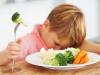 Sai lầm của cha mẹ khiến trẻ càng ngày càng lười ăn, còi cọc