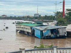 1 nhà bè ở Quảng Bình tránh mưa lũ bị đánh trôi ra biển, 4 người được cứu thoát