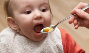 Chan canh vào cơm cho bé ăn, nhiều cha mẹ đang tự hại con mình!