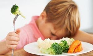Sai lầm của cha mẹ khiến trẻ càng ngày càng lười ăn, còi cọc