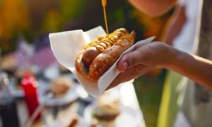 Nghiên cứu chứng minh: Ăn một chiếc xúc xích có thể khiến cuộc sống của bạn mất 36 phút