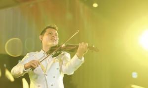 Nghệ sĩ Hy Đạt 'chơi ngông' với cây đàn violin