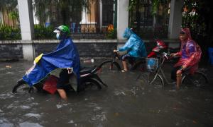 Nhiều tuyến phố Hà Nội bị ngập sâu trong trận mưa giữa trưa