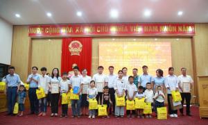 Đỡ đầu cho 45 em nhỏ có hoàn cảnh khó khăn tại huyện Tiên Yên