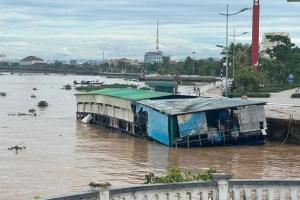 1 nhà bè ở Quảng Bình tránh mưa lũ bị đánh trôi ra biển, 4 người được cứu thoát