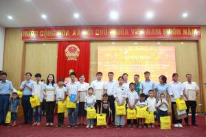 Đỡ đầu cho 45 em nhỏ có hoàn cảnh khó khăn tại huyện Tiên Yên