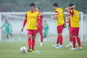Tuyển Việt Nam đội mưa tập luyện, Quang Hải chờ được thi đấu
